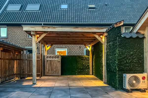 Foto - Te koop: Een woning voor de toekomst met een energielabel van A+++ met een multifunctionele ruimte      (ca 25 m2) en tuin met eiken overkapping en grote eiken carport in het Heuvelland.